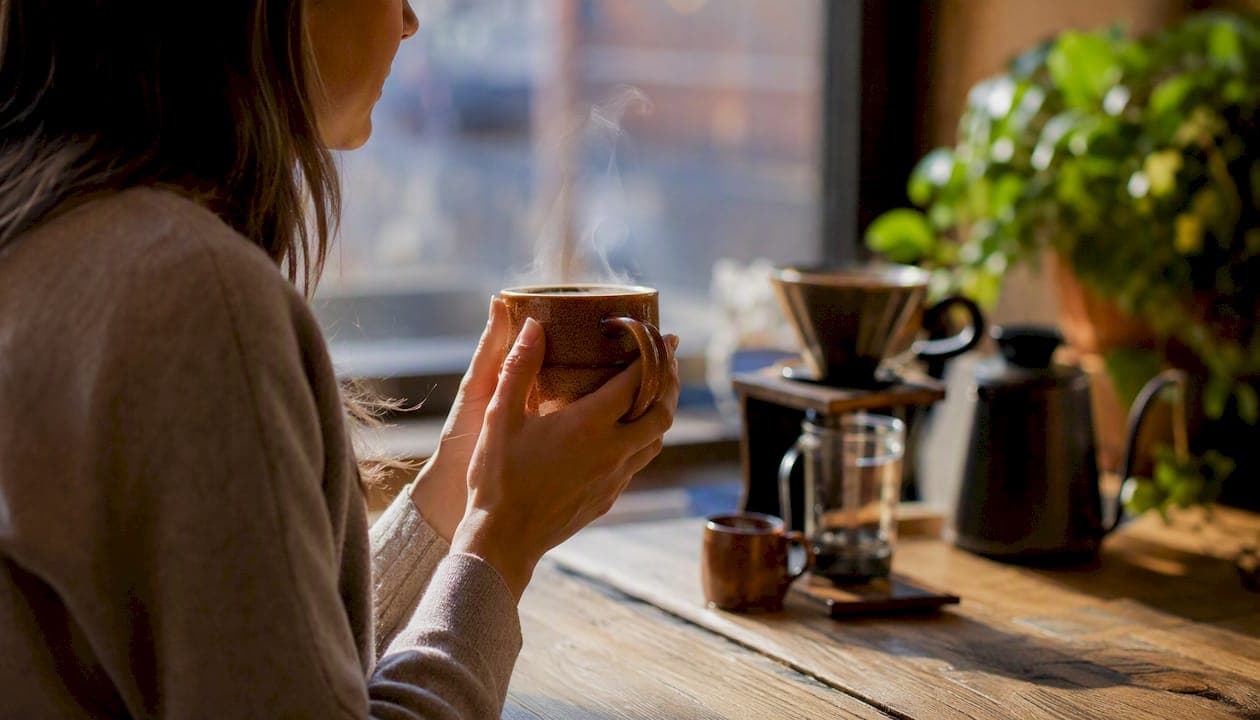 Holding a Coffee: Pose and Grip Guide for Photographers